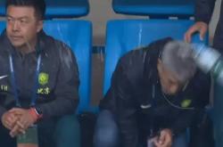 巴萨场边指挥情绪激动，阿森纳队员怒摔水瓶