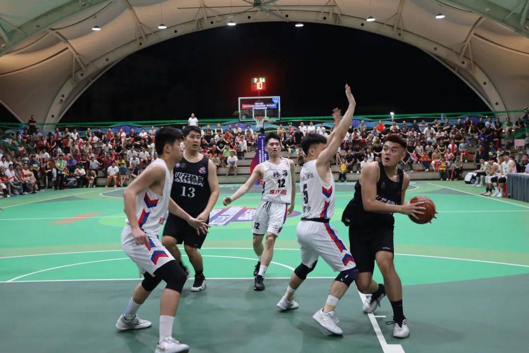 篮球明星赛事闪耀舞台，成为焦点人物